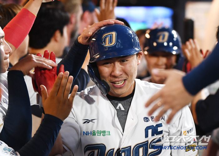 1일 창원 NC파크에서 열린 한화-NC전. 7회말 2사 1, 2루 한석현이 인사이드 더 파크 홈런을 친 후 환영받고 있다. 창원=정재근 기자 cjg@sportschosun.com/2025.6.1/
