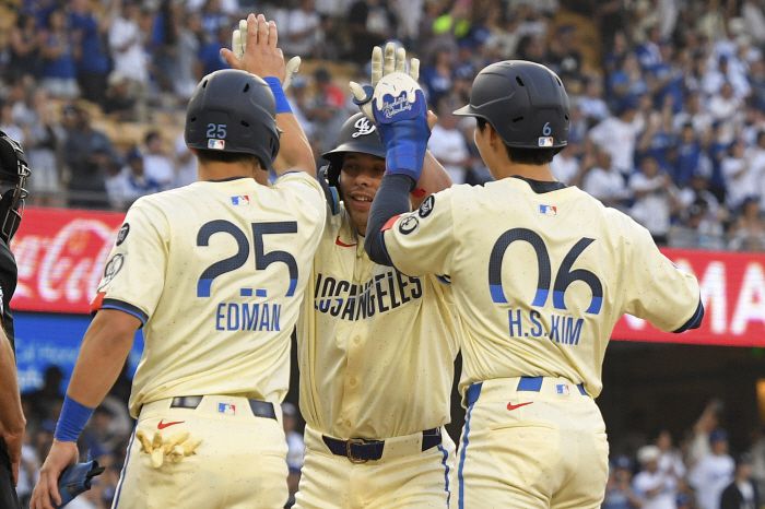 세리머니를 하는 LA다저스 김혜성(등번호 6번). AP연합뉴스
