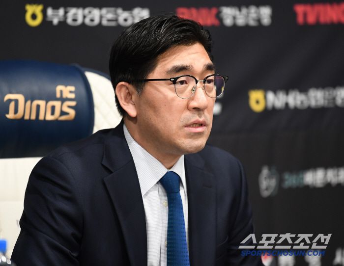 NC 다이노스 이진만 대표이사가 30일 창원 NC파크에서 재개장 관련 구단 입장 및 향후 대처에 대해 공식 브리핑을 진행하고 있다. 창원=정재근 기자 cjg@sportschosun.com/2025.5.30/