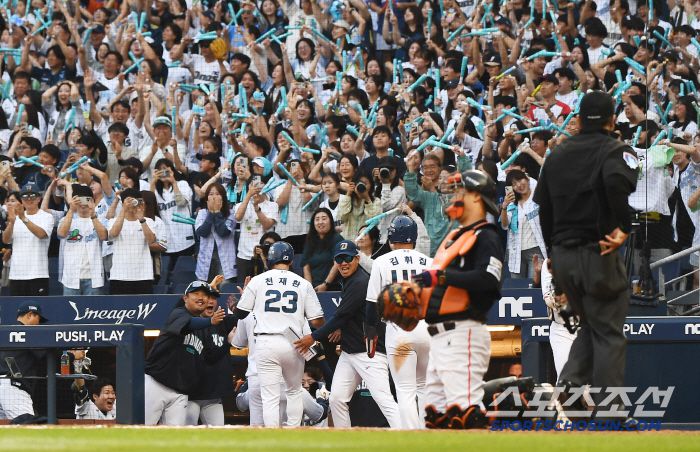 1일 창원 NC파크에서 열린 한화-NC전. 6회말 2사 만루 대타 오영수가 만루포를 치자 팬들이 열광하고 있다. 창원=정재근 기자 cjg@sportschosun.com/2025.6.1/