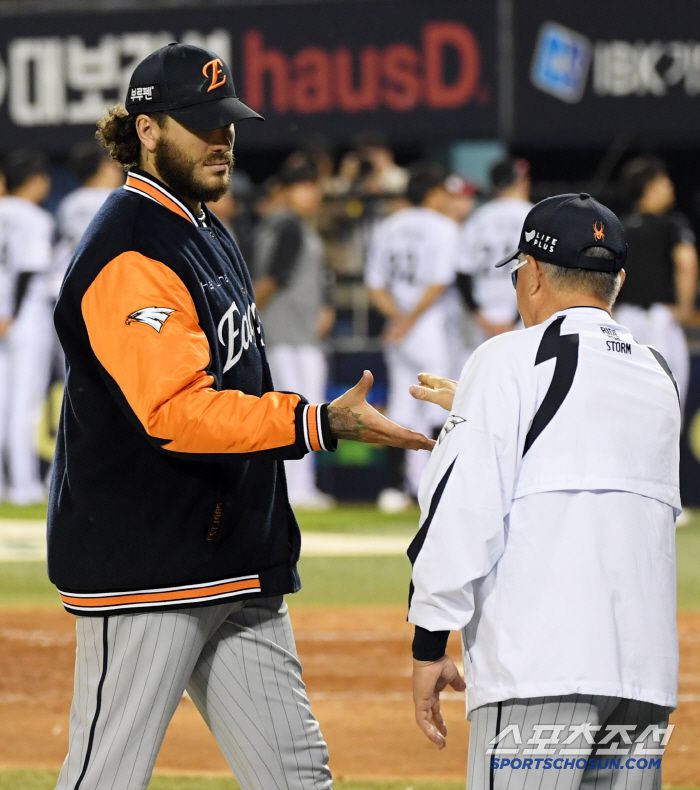 28일 잠실구장에서 열린 LG 트윈스와 한화 이글스의 경기. 연장 11회 접전끝 승리한 한화 폰세와 김경문 감독이 환호하고 있다. 잠실=박재만 기자 pjm@sportschosun.com/2025.05.28/