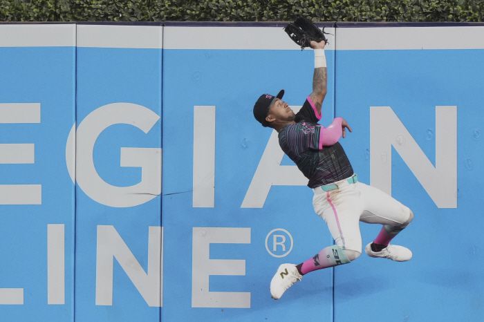 마이애미 중견수 데인 마이어스가 지난 1일(한국시각) 샌프란시스코전에서 7회 이정후의 큼지막한 3루타성 타구를 펜스에 부딪히며 잡아내고 있다. AP연합뉴스