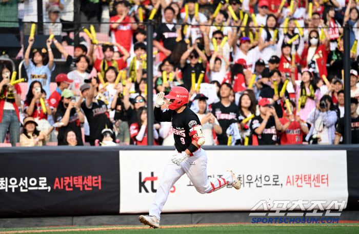 1일 수원KT위즈파크에서 열린 KIA와 KT의 경기, 2회초 KIA 윤도현이 솔로홈런을 치고 기쁨을 나누고 있다. 수원=허상욱 기자wook@sportschosun.com/2025.06.01/