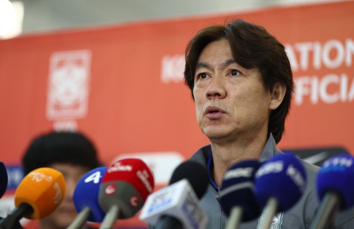 인터뷰하는 홍명보 감독<저작권자(c) 연합뉴스, 무단 전재-재배포, AI 학습 및 활용 금지>