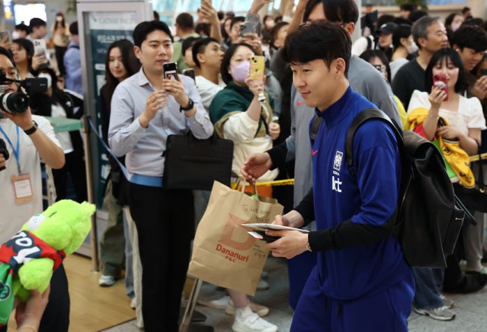 이라크로 출국하는 손흥민<저작권자(c) 연합뉴스, 무단 전재-재배포, AI 학습 및 활용 금지>