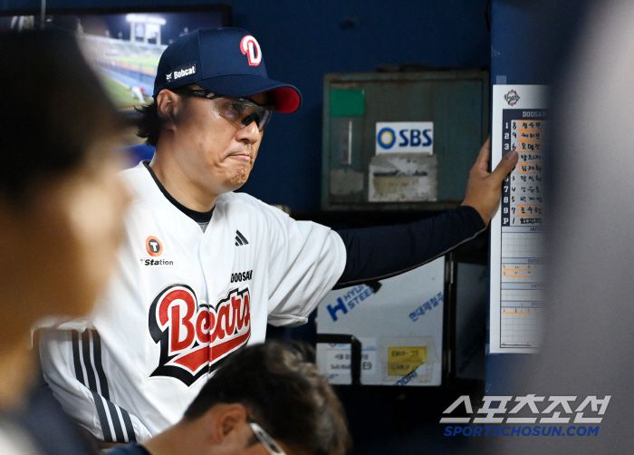 21일 잠실야구장에서 열린 SSG와 두산의 경기, 두산 이승엽 감독이 8회초 패색이 짙은 경기를 지켜보고 있다. 잠실=허상욱 기자wook@sportschosun.com/2025.05.21/