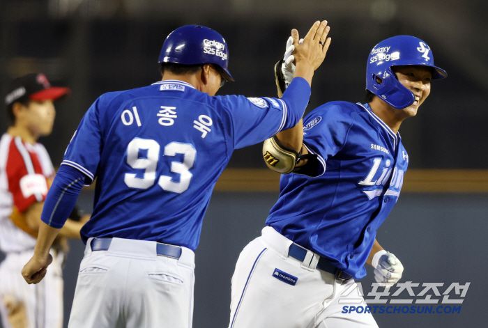삼성 라이온즈 김태훈이 1일 LG 트윈스전서 8회초 대타로 나와 역전 투런포를 친 뒤 밝은 표정으로  이종운 코치와 하이파이브를 하고 있다. 사진제공=삼성 라이온즈