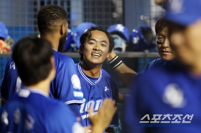삼성 라이온즈 김태훈이 1일 LG 트윈스전서 8회초 대타로 나와 역전 투런포를 친 뒤 더그아웃에서 동료들의 축하를 받고 있다. 사진제공=삼성 라이온즈