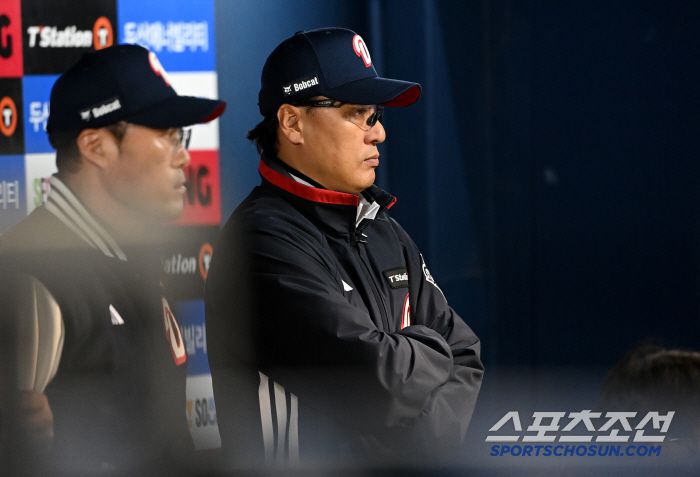 11일 잠실야구장에서 열린 NC와 두산의 더블헤더 2차전, 두산 이승엽 감독이 9회말 패색이 짙은 경기를 지켜보고 있다. 잠실=허상욱 기자wook@sportschosun.com/2025.05.11/