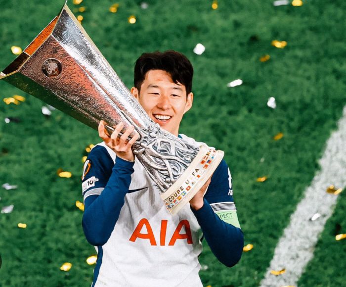 토트넘 홋스퍼 '캡틴' 손흥민의 라스트댄스는 아직 끝나지 않았다.  손흥민이 토트넘과 작별하기 전에 또 우승컵을 들어 올리는 장면이 나올 가능성이 생겼기 때문이다. 예정대로라면 올 여름에만 두 번의 우승 결정전을 펼치게 된다. 두 번의 기회 중 한번만 우승해도 대박이다. 그간 참았던 우승의 갈증을 속 시원하게 털어낼 수 있다.   하나는 UEFA슈퍼컵이고, 다른 하나는 UEFA-CONMEBOL 대회다. 사진=SNS