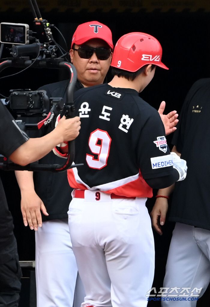 1일 수원KT위즈파크에서 열린 KIA와 KT의 경기, 2회초 KIA 윤도현이 솔로홈런을 치고 이범호 감독과 기쁨을 나누고 있다. 수원=허상욱 기자wook@sportschosun.com/2025.06.01/