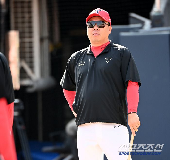 22일 수원KT위즈파크에서 열린 KIA와 KT의 경기, KIA 이범호 감독이 훈련을 지켜보고 있다. 수원=허상욱 기자wook@sportschosun.com/2025.05.22/