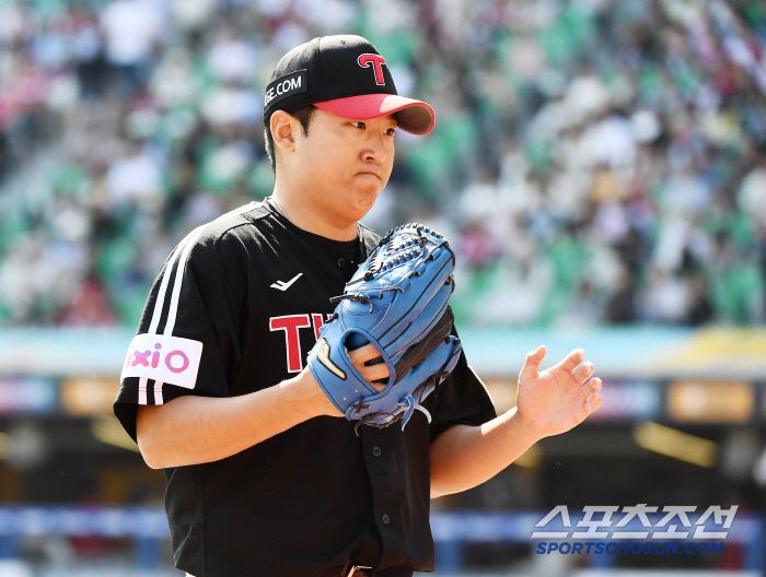 25일 인천 SSG랜더스필드에서 열린 LG-SSG전. 선발 송승기가 5회를 무실점으로 막고 내려오며 환영받고 있다. 인천=정재근 기자 cjg@sportschosun.com/2025.5.25/