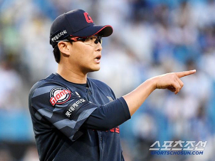 29일 대구 라이온즈파크에서 열린 롯데-삼성전. 박세웅이 2회말 이닝을 무실점으로 마치며 수비수를 가리키고 있다. 대구=정재근 기자 cjg@sportschosun.com/2025.5.29/