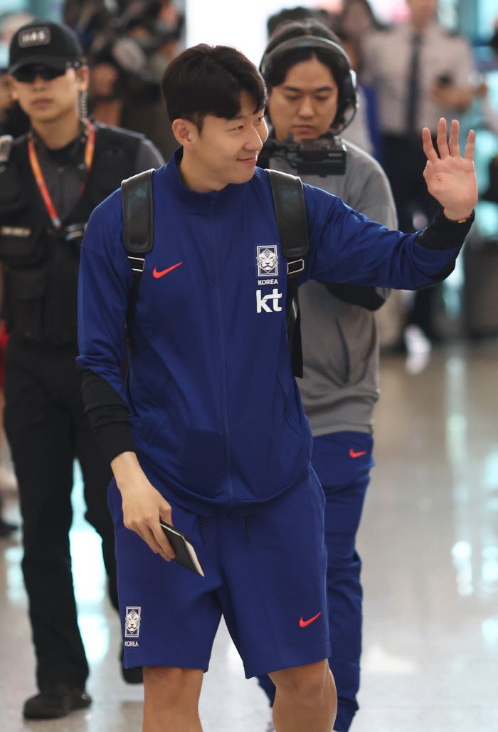 이라크로 출국하는 손흥민      (영종도=연합뉴스) 윤동진 기자 = 대한민국 축구대표 손흥민이 2일 인천국제공항 제1터미널을 통해 이라크로 출국하고 있다. 축구대표팀은 이날 전세기를 타고 이라크로 이동, 6일 이라크를 상대로 2026 국제축구연맹(FIFA) 북중미 월드컵 아시아 3차 예선 B조 9차전을 치른다. 2025.6.2
