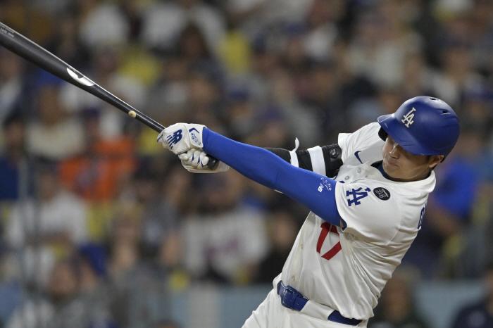 LA 다저스 오타니 쇼헤이가 지난 3일(한국시각) 뉴욕 메츠와의 홈경기에서 7회말 우월 솔로홈런을 터뜨리고 있다. AP연합뉴스