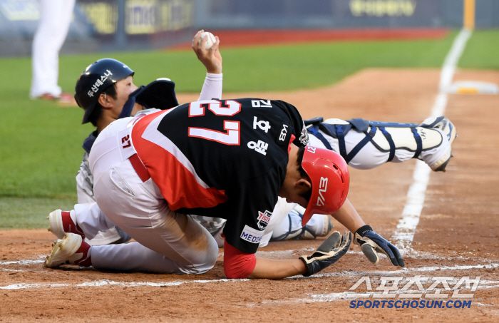 3일 잠실구장에서 열린 두산 베어스와 KIA 타이거즈의 경기. 7회초 2사 1,3루 KIA 김호령이 더블스틸 떄 홈을 노렸지만 두산 포수 김기연에게 태그 당하고 있다. 잠실=박재만 기자 pjm@sportschosun.com/2025.06.03/