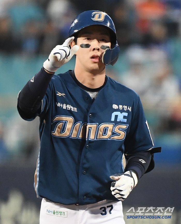 27일 대구 라이온즈파크에서 열린 NC-삼성전. 1회초 1사 1루 박건우가 안타를 친 후 기뻐하고 있다. 대구=정재근 기자 cjg@sportschosun.com/2025.3.27/