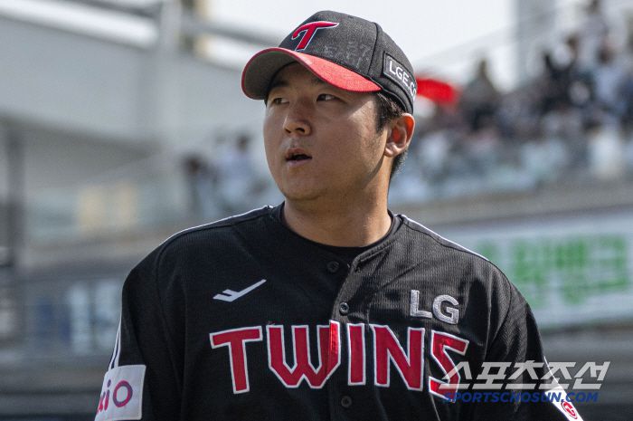 LG 송승기가 이닝을 마치고 더그아웃으로 들어가고 있다. 사진제공=LG 트윈스