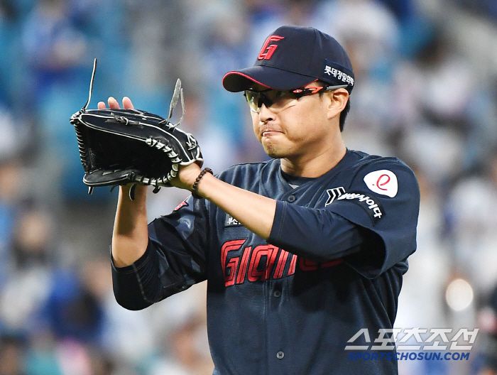 29일 대구 라이온즈파크에서 열린 롯데-삼성전. 박세웅이 3회말 이닝을 무실점으로 마치며 손성빈 포수를 향해 박수를 보내고 있다. 대구=정재근 기자 cjg@sportschosun.com/2025.5.29/