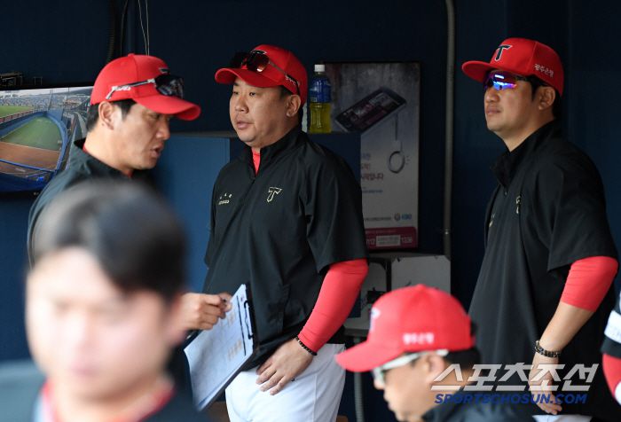 3회 무사 2,3루 역전 찬스에서 단 1점도 올리지 못하고 허무하게 홈에서 김호령과 박찬호가 아웃 당하자 이범호 감독을 할 말을 잃었다.