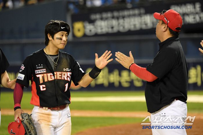 이겼지만 웃지 못한 박찬호와 이범호 감독.
