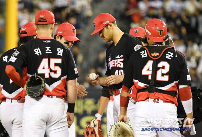 피하기 힘들었던 강습 타구 모두가 마운드에 모여 선발 네일을 걱정했다. 잠실=박재만 기자 pjm@sportschosun.com