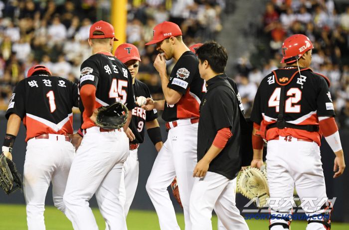 급히 달려 나온 트레이너는 강습 타구에 맞은 네일 손등 상태를 살폈다.