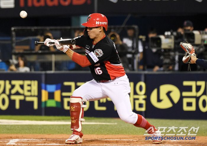4일 잠실구장에서 열린 두산 베어스와 KIA 타이거즈의 경기. 7회초 무사 1,2루 KIA 최원준이 번트를 대고 있다. 잠실=박재만 기자 pjm@sportschosun.com/2025.06.04/