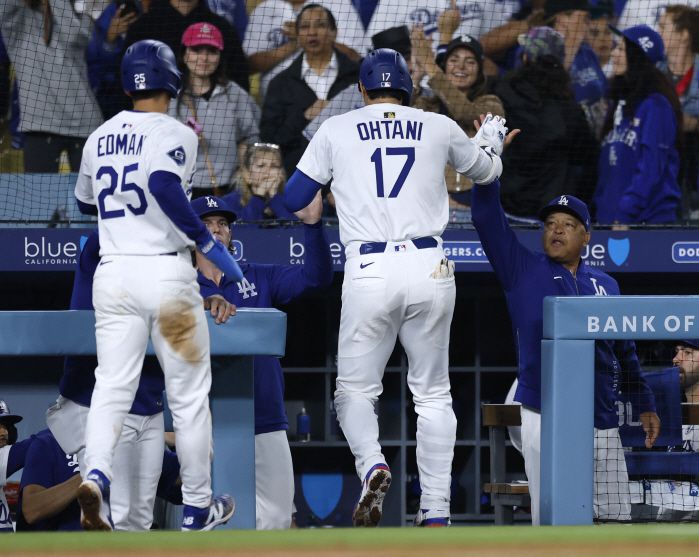 LA 다저스 오타니 쇼헤이와 데이브 로버츠 감독. AFP연합뉴스