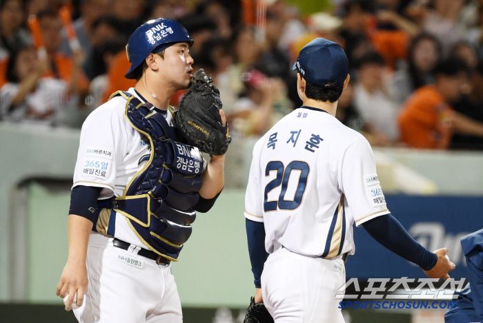 20일 울산 문수야구장에서 열린 NC 다이노스와 한화 이글스의 경기. NC 포수 김형준과 선발 목지훈이 대화를 나누고 있다. 울산=박재만 기자pjm@sportschosun.com/2025.05.20/
