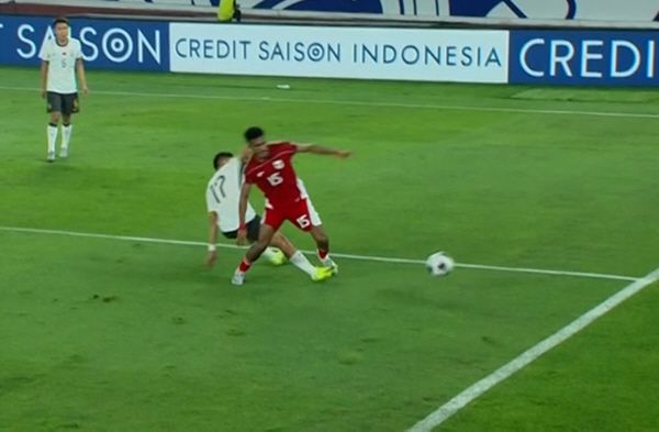 중국이 인도네시아전 전반 페널티킥 반칙을 저지르는 장면. 중계화면