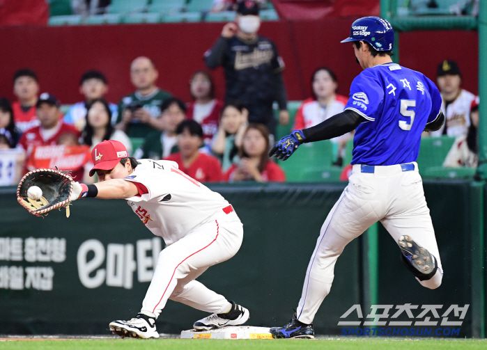 5일 인천 SSG랜더스필드에서 열린 KBO리그 SSG와 삼성의 경기. 5회 2사 만루. 1타점 내야안타를 만들고 있는 구자욱. 인천=송정헌 기자songs@sportschosun.com/2025.06.05/