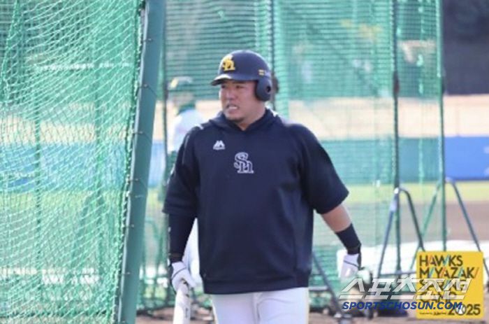 스프링캠프에서 타격훈련 중인 야마카와. 시즌 초반부터 타격부진에 빠져 지난해 활약을 보여주지 못하고 있다. 사진캡처=소프트뱅크 호크스 SNS