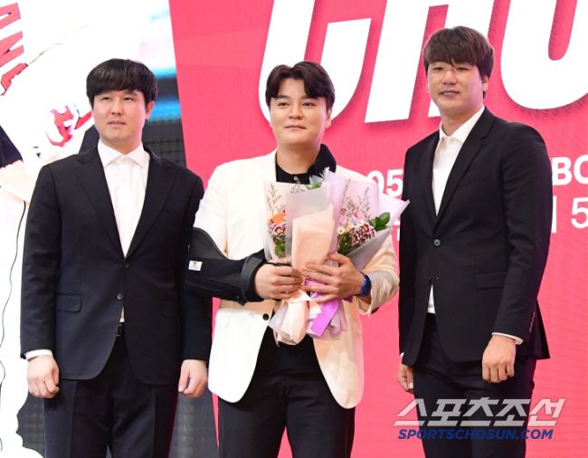 7일 인천 송도 경원재 앰배서더 인천에서 SSG 랜더스 추신수의 은퇴 기자회견이 열렸다. 최정, 김광현의 축하를 받고 있는 추신수. 송도=송정헌 기자songs@sportschosun.com/2024.11.07/