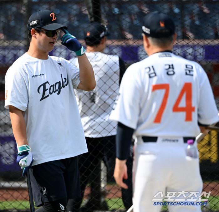 5일 대전 한화생명볼파크에서 열린 KT와 한화의 경기, 한화 김경문 감독이 타격 훈련 중인 노시환과 이야기를 하고 있다. 대전=허상욱 기자wook@sportschosun.com/2025.06.05/