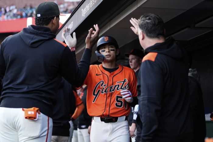 이정후가 1회말 득점을 올리고 들어와 동료들과 하이파이브를 하고 있다. AP연합뉴스