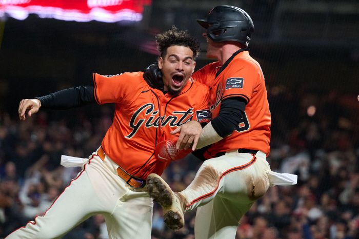 타일러 피츠제랄드가 연장 10회말 상대의 폭투로 홈으로 들어오자 윌리 아다메스가 뛰쳐 나가 서로 얼싸안으며 기쁨을 만끽하고 있다. Imagn Images연합뉴스