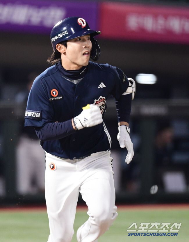 4일 부산 사직야구장에서 열리는 KBO리그 롯데와 두산의 경기. 7회 1사 1, 2루. 2타점 3루타를 날린 이유찬. 부산=송정헌 기자songs@sportschosun.com/2025.04.04/