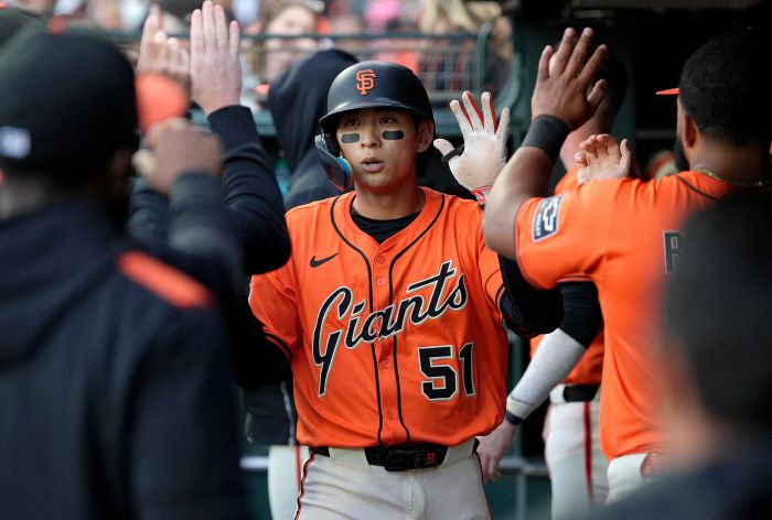 샌프란시스코 자이언츠 이정후가 1회말 우전안타를 치고 나간 뒤 후속 윌머 플로레스의 희생플라이 때 득점을 올린 뒤 홈으로 들어와 동료들의 환영을 받고 있다. AFP연합뉴스