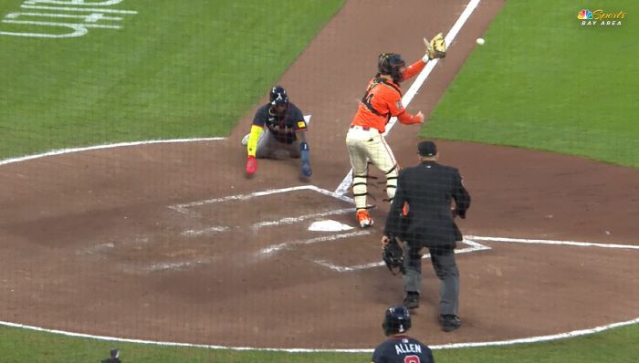 4회초 2사 1,2루서 마이클 해리스 2세의 안타를 잡은 중견수 이정후의 홈 송구가 포수 패트릭 베일리 앞에서 원바운드로 튀어오르고 있다. 2루주자 마르셀 오수나는 슬라이딩 세이프됐고, 해리스 2세는 2루까지 진루했다. 이정후의 송구 실책이 기록됐다. 사진=MLB.TV 캡처