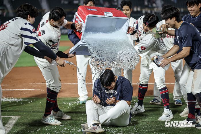 이민석의 시즌 첫승을 축하하는 동료들. 사진제공=롯데 자이언츠