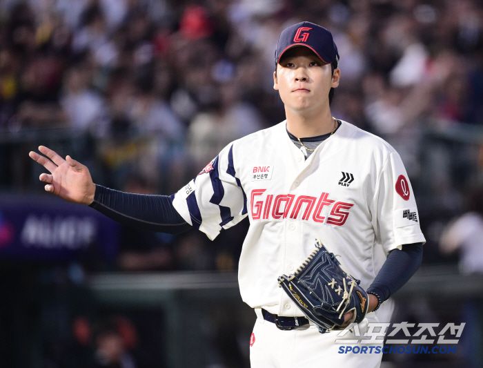 22일 부산 사직야구장에서 열린 KBO리그 롯데와 LG의 경기. 2회 투구를 마치고 마운드를 내려오는 롯데 이민석. 부산=송정헌 기자songs@sportschosun.com/2025.05.22/