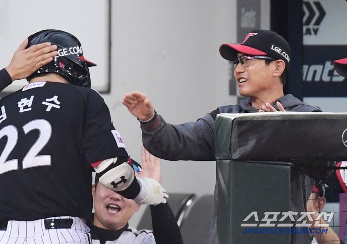 21일 부산 사직야구장에서 열린 KBO리그 롯데와 LG의 경기. 2회 김현수의 솔로홈런에 미소 짓고 있는 LG 염경엽 감독. 부산=송정헌 기자songs@sportschosun.com/2025.05.21/