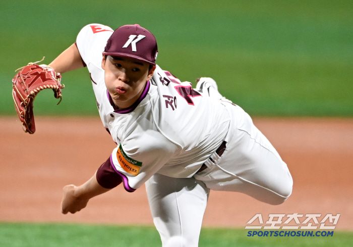 18일 고척스카이돔에서 열린 롯데와 키움의 시범경기, 키움 선발투수 정현우가 역투하고 있다. 고척=허상욱 기자wook@sportschosun.com/2025.03.18/