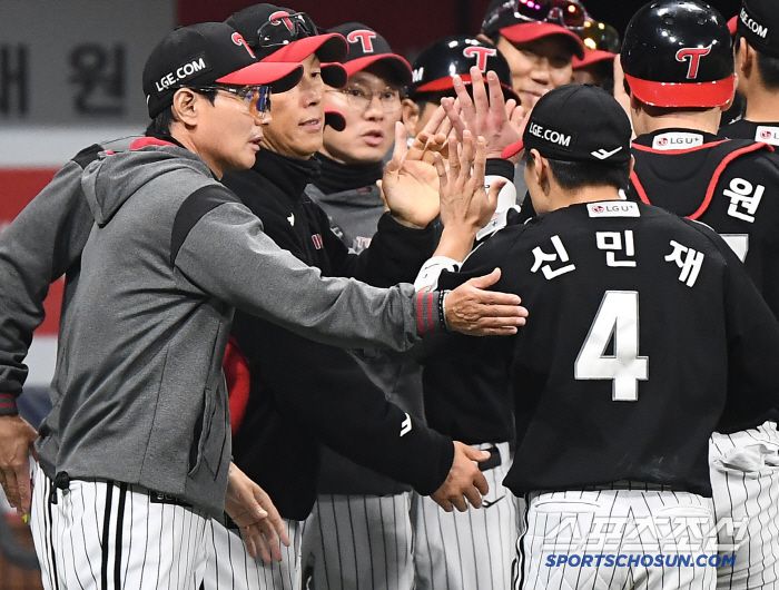 10일 서울 고척스카이돔에서 열린 LG-키움전. LG가 7대3으로 승리했다. 염경엽 감독이 신민재를 환영하고 있다. 고척=정재근 기자 cjg@sportschosun.com/2025.4.10/