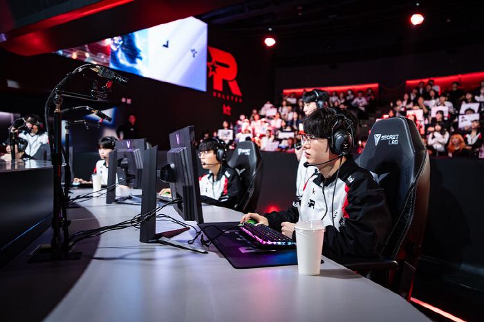 지난 4일 LCK아레나에서 열린 KT와 디플러스의 5위 결정전에서 KT 선수들이 경기 준비를 하고 있다. 사진제공=LCK