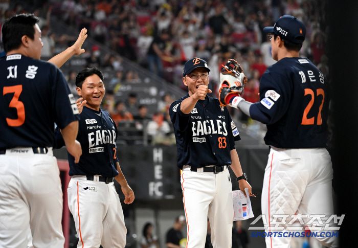 7일 광주KIA챔피언스필드에서 열린 한화와 KIA의 경기,연장 10회말 1사 만루 한화 1루수 채은성이 KIA 오선우의 직선타를 잡아내 병살로 처리한 뒤 기뻐하고 있다. 광주=허상욱 기자wook@sportschosun.com/2025.06.07/