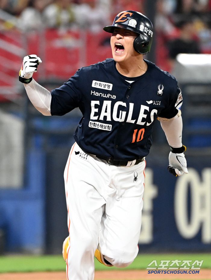 7일 광주KIA챔피언스필드에서 열린 한화와 KIA의 경기,연장 11회초 2사 2루 한화 이진영이 1타점 적시타를 치고 환호하고 있다. 광주=허상욱 기자wook@sportschosun.com/2025.06.07/