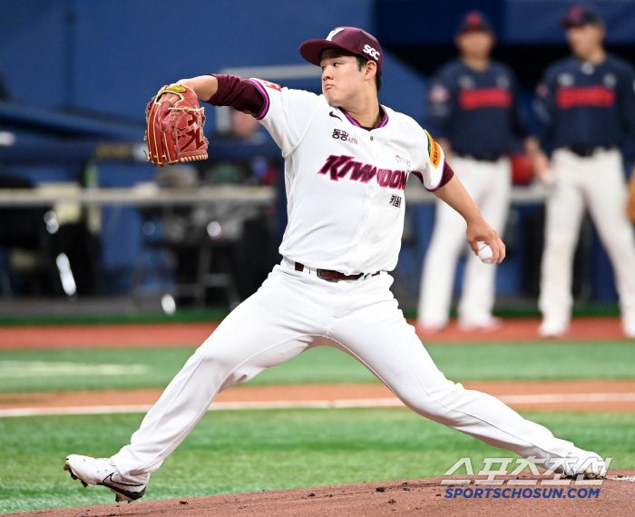 18일 고척스카이돔에서 열린 롯데와 키움의 시범경기, 키움 선발투수 정현우가 역투하고 있다. 고척=허상욱 기자wook@sportschosun.com/2025.03.18/